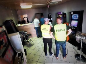 funkcjonariusze zabezpieczają nielegalne automaty