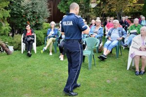 policjanci na spotkaniu z seniorami