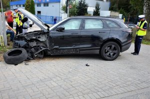 policjanci wykonują czynności na miejscu wypadku