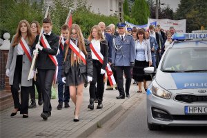 komendant uczestniczy w uroczystościach