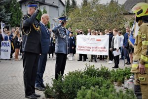 komendant uczestniczy w uroczystościach