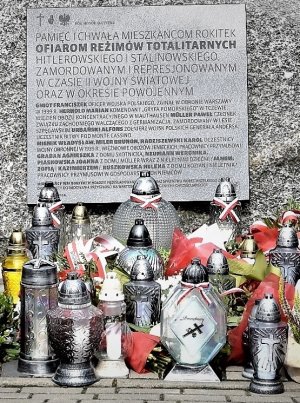 komendant uczestniczy w uroczystościach