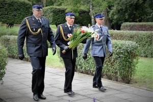 komendant uczestniczy w uroczystościach