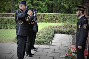 komendant uczestniczy w uroczystościach