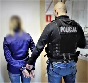 policjanci doprowadzają zatrzymanych