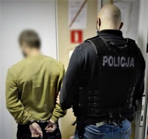 policjanci doprowadzają zatrzymanych