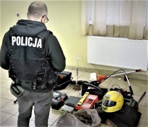 policjanci doprowadzają zatrzymanych