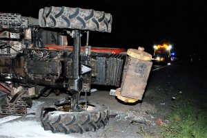 policjanci pracują w miejscu wypadku