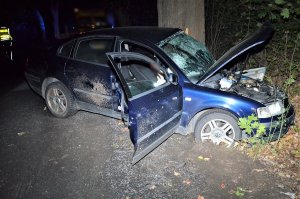 policjanci pracują w miejscu wypadku