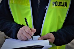 policjanci pracują w miejscu zdarzenia drogowego