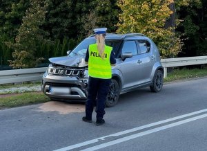 policjanci pracują w miejscu zdarzenia