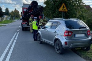 policjanci pracują w miejscu zdarzenia