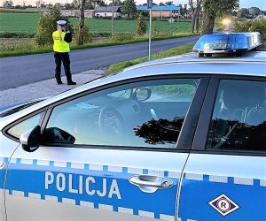 policjantka mierzy prędkość
