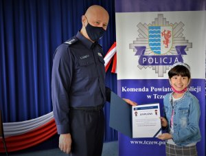 komendant wręcza nagrodę