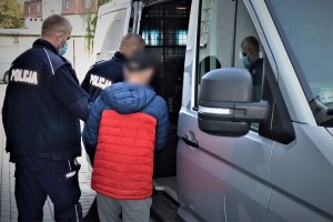 policjanci wykonują czynności z zatrzymanymi
