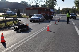 policjanci pracują w miejscu wypadku