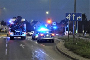 policjanci pracują w miejscu wypadku