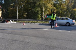 policjanci pracują w miejscu wypadku
