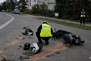 policjanci wykonują czynności na wypadku