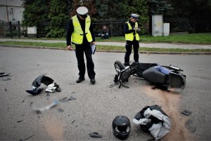 policjanci wykonują czynności na wypadku