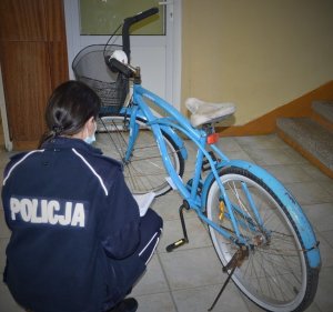 policjantka opisuje rower