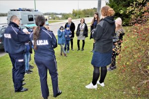 policjanci podczas spotkania z zuchami