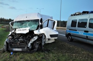 policjanci pracują w miejscach wypadków drogowych