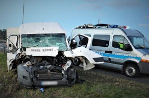 policjanci pracują w miejscach wypadków drogowych