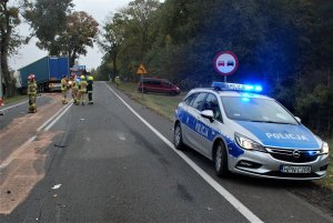 policjanci pracują w miejscach wypadków drogowych