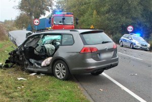 policjanci pracują w miejscach wypadków drogowych