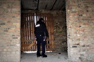 policjant sprawdza pustostan