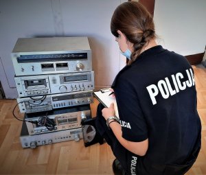 policjanci wykonują czynności z zatrzymanym