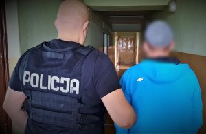 policjanci wykonują czynności z zatrzymanym