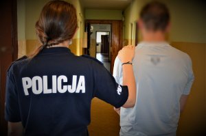 policjantka doprowadza zatrzymanego