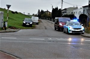 policjanci pracują w miejscu wypadku
