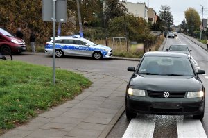 policjanci pracują w miejscu wypadku