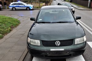 policjanci pracują w miejscu wypadku