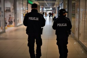 policjanci patrolują galerię