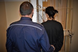 policjant doprowadza zatrzymaną