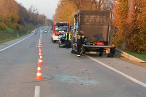 policjanci pracują w miejscu wypadku