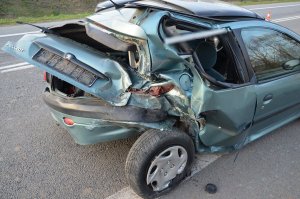 policjanci pracują w miejscu wypadku