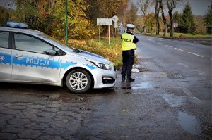 policjantka mierzy prędkość