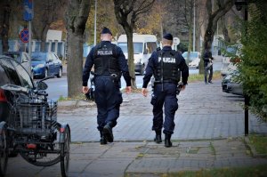policjanci patrolują ulicę