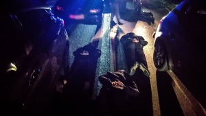 policjanci wykonują czynności z zatrzymanym