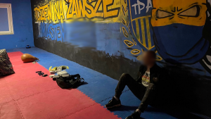 policjanci wykonują czynności z zatrzymanym