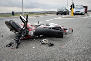 Policjanci obsługujący miejsce zdarzenia drogowego