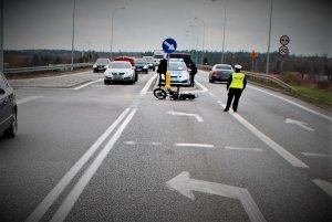 Policjanci obsługujący miejsce zdarzenia drogowego