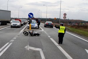 Policjanci obsługujący miejsce zdarzenia drogowego