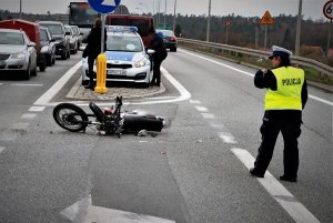 Policjanci obsługujący miejsce zdarzenia drogowego