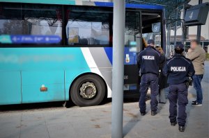 policjanci kontrolują przestrzeganie przepisów sanitarnych